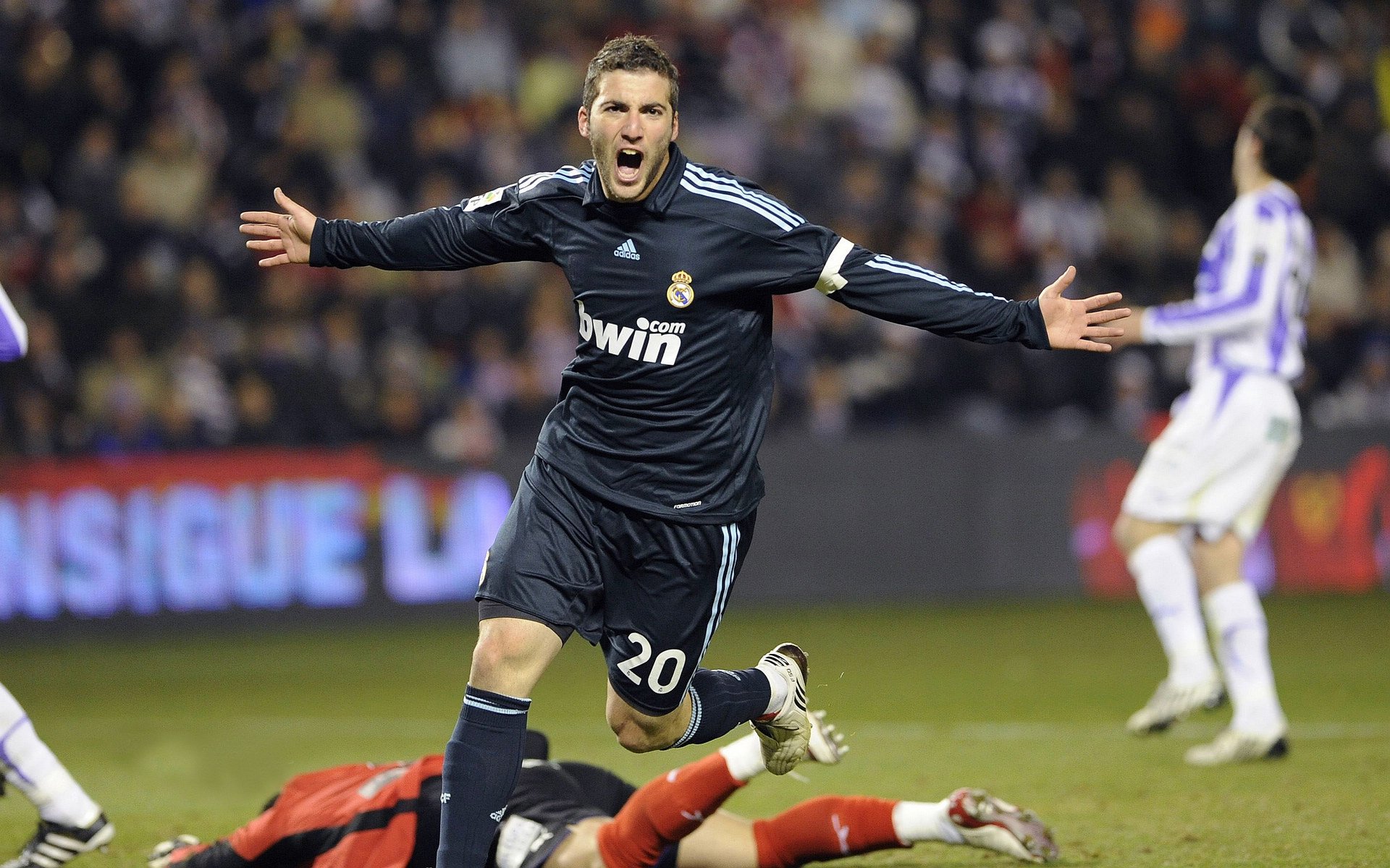 开云体育平台APP-那不勒斯绝境重生，巴雷拉西决生死战接管比赛，意大利篮球的孤勇者传奇